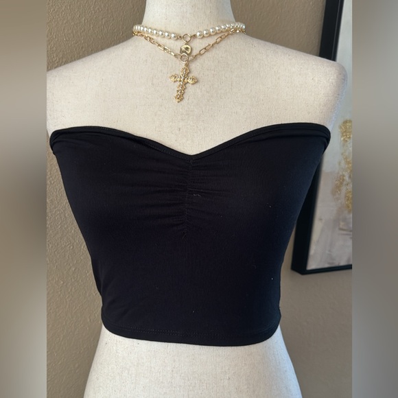 Tops - Black strapless sweetheart neckline crop tube top